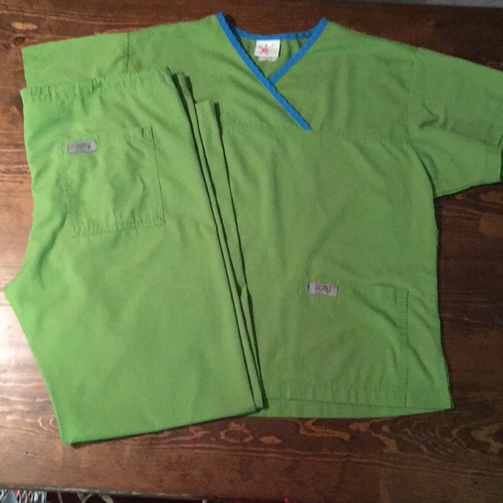 🔴 3/$15  Izzy Scrubs Set. Size Medium
